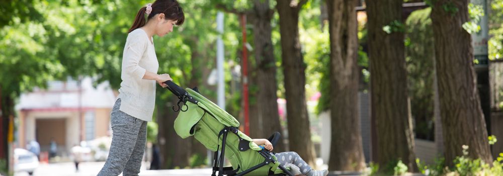 mère faisant la promenade avec son bébé