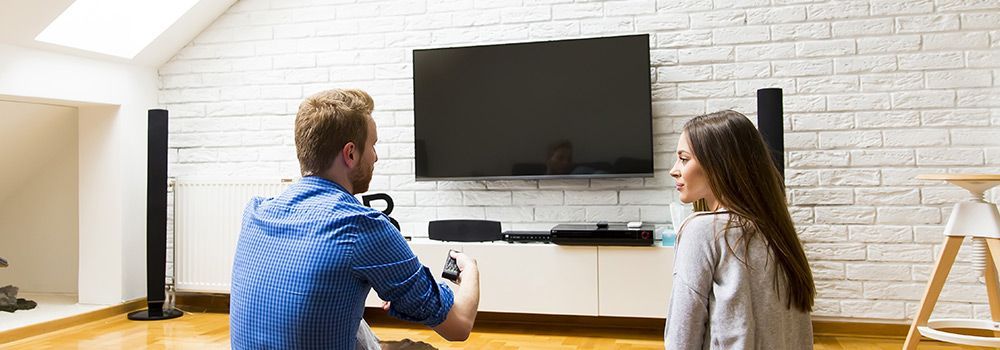 Un couple regarde la télévision