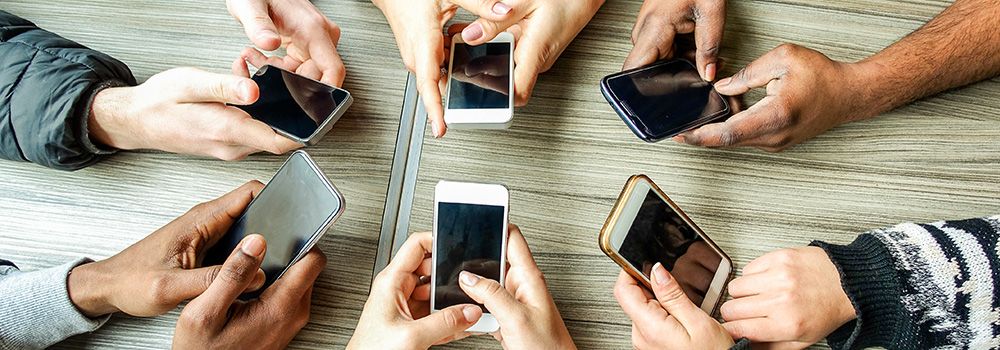 Un groupe d'amis avec leurs smartphones