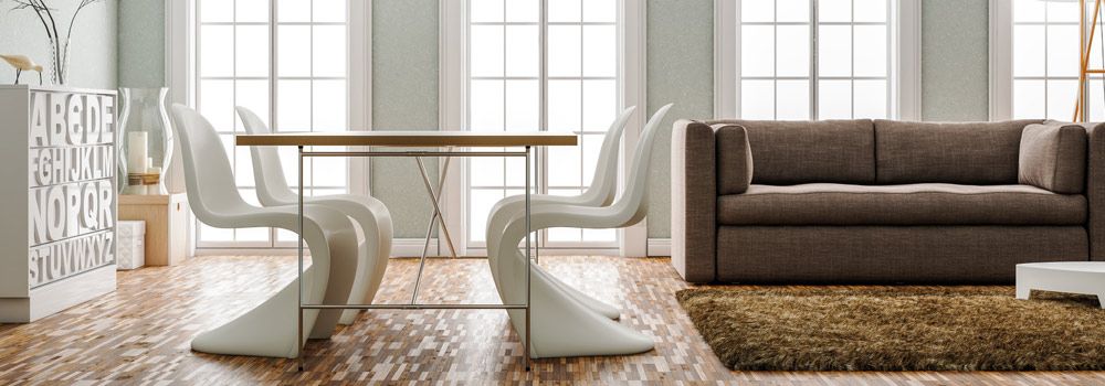 Table de repas installée près d'une fenêtre