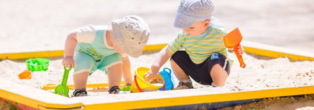 Deux enfants dans bac à sable