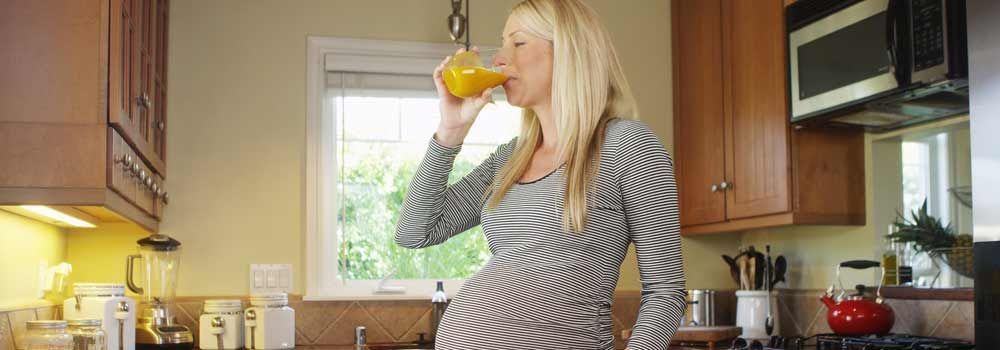 femme enceinte en train de boire du jus