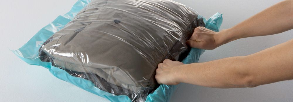 vêtement rangé dans une housse en plastique