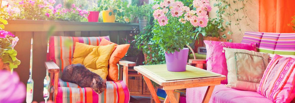 balcon coloré et fleuri