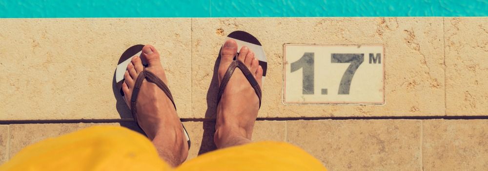 pieds avec des sandales sur le sable