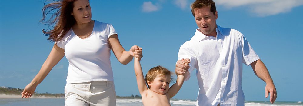 papa, maman et bébé sur la plage
