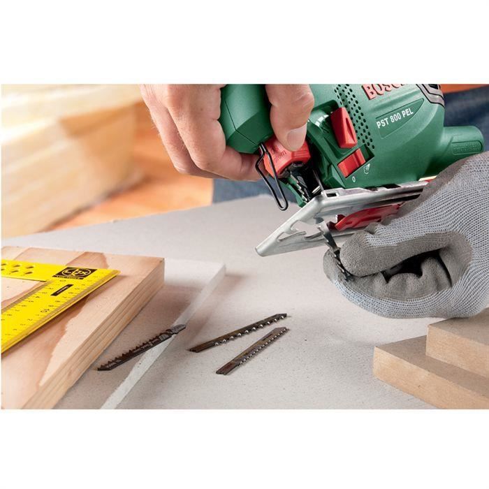 Scie sauteuse filaire BOSCH PST 800 PEL (530W, livrée avec range-lame, pare-éclats, CutControl, coffret, 1 lame pour bois)