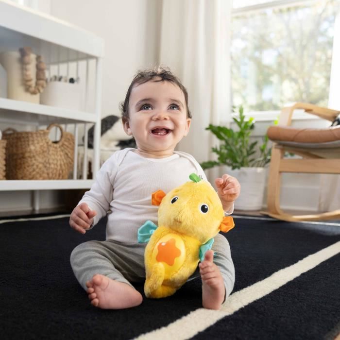Image secondaire de BABY EINSTEIN Veilleuse bébé, Doudou hippocampejaune, réponds au pleurs de bébé, musicale, lumineuse, bruits blanc, attache téti