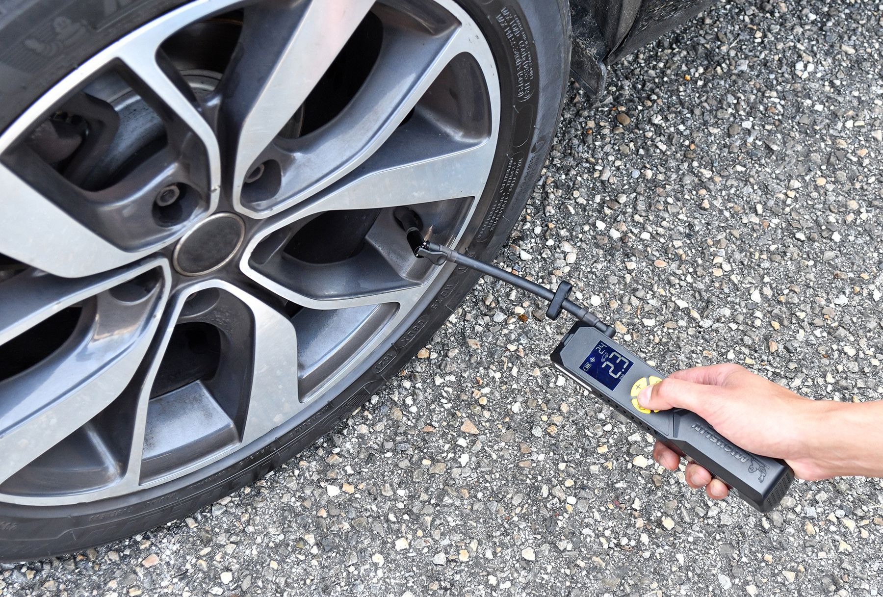 Image secondaire de Mini compresseur sans fil MICHELIN avec manomètre digital - 10 Bars