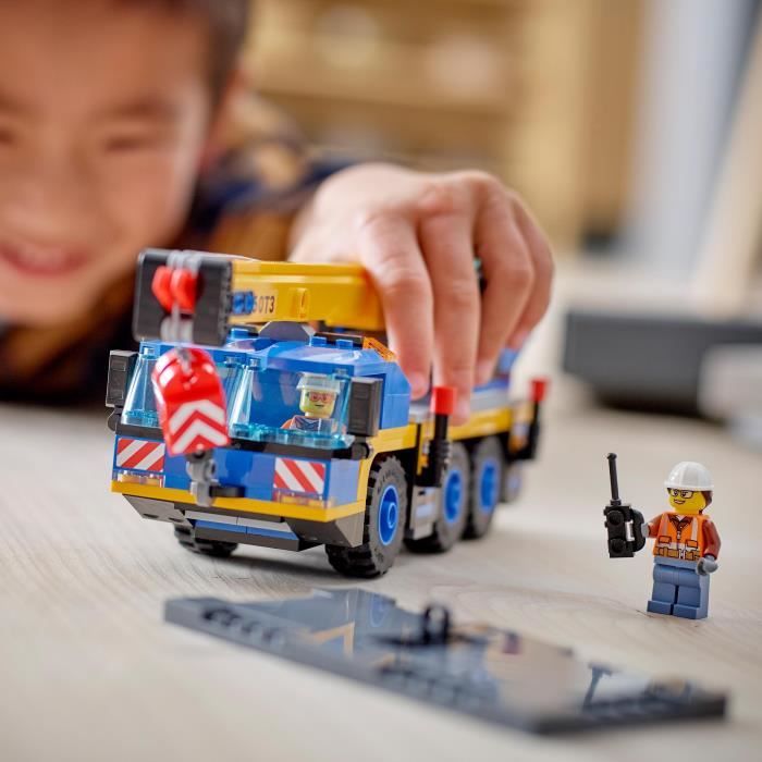 LEGO 60324 City La Grue Mobile, Camion Jouet, Engin de Chantier, avec Plaque de Route, Cadeau Garçons et Filles Des 7 Ans
