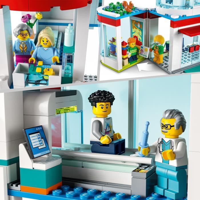 Lego 60330 Ospedale Cittadino, Set Di Costruzione, Camion Ambulanza Giocattolo, Elicottero E 12 Minifigure Per Bambini Dai 7 Anni In su