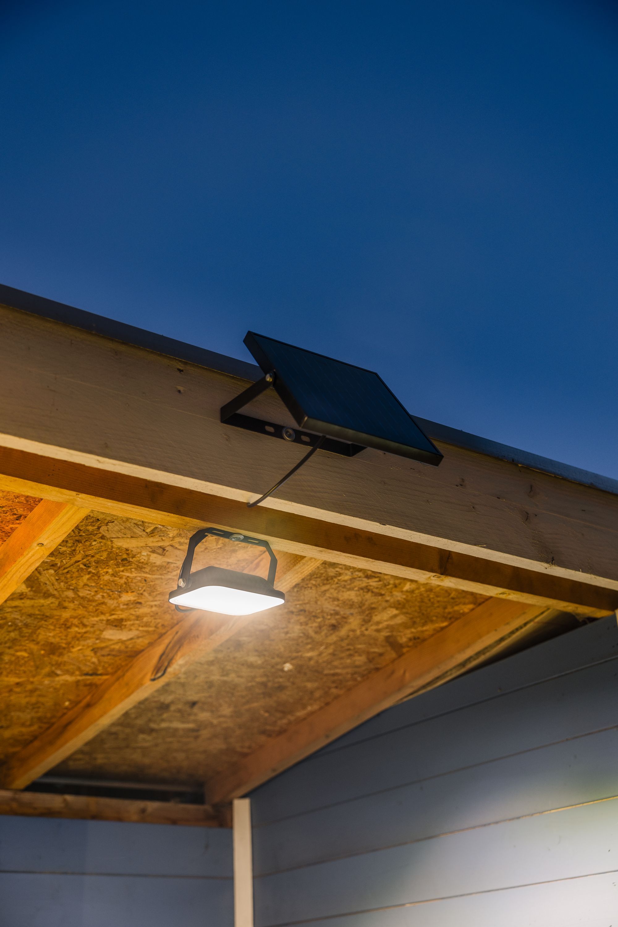 Image secondaire de Projecteur LED Solaire GALIX avec Panneau Déporté - 850 Lumens