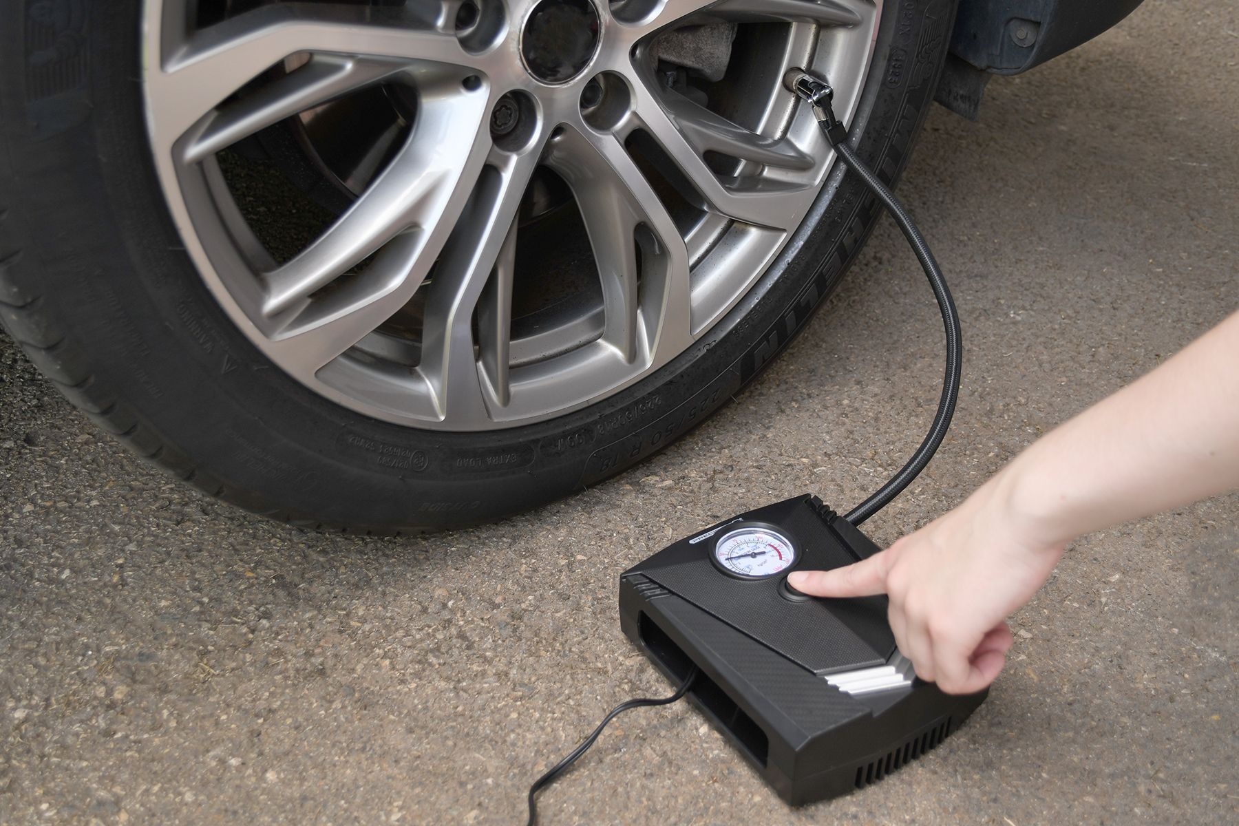 Image secondaire de Mini Compresseur 12V avec Torche LED et Embouts Multiples - PRECISION STEEL