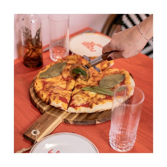Image secondaire de Set a pizza - LIVOO - MES158 - Bois acacia - 30 x 45 cm - 1 roulette a pizza - Poignée avec trou de suspension