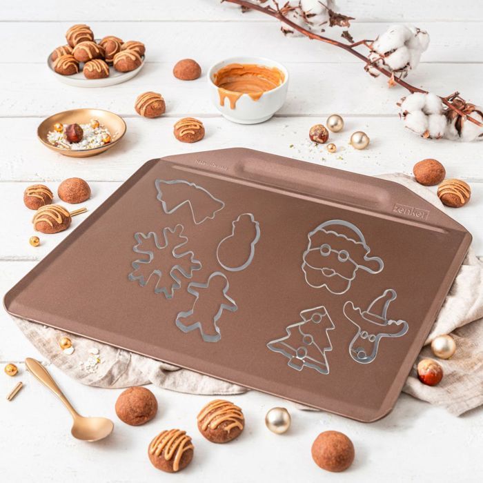 Image secondaire de Plaque de cuisson au four sans rebords et 7 emporte-pièces de Noël - ZENKER