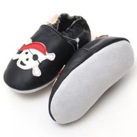 CHAUSSON - PANTOUFLE Chaussons Bébé en Cuir Doux - Crâne et os croisés CHAUSSON - PANTOUFLE Chaussons Bébé en Cuir Doux - Crâne et os croisés