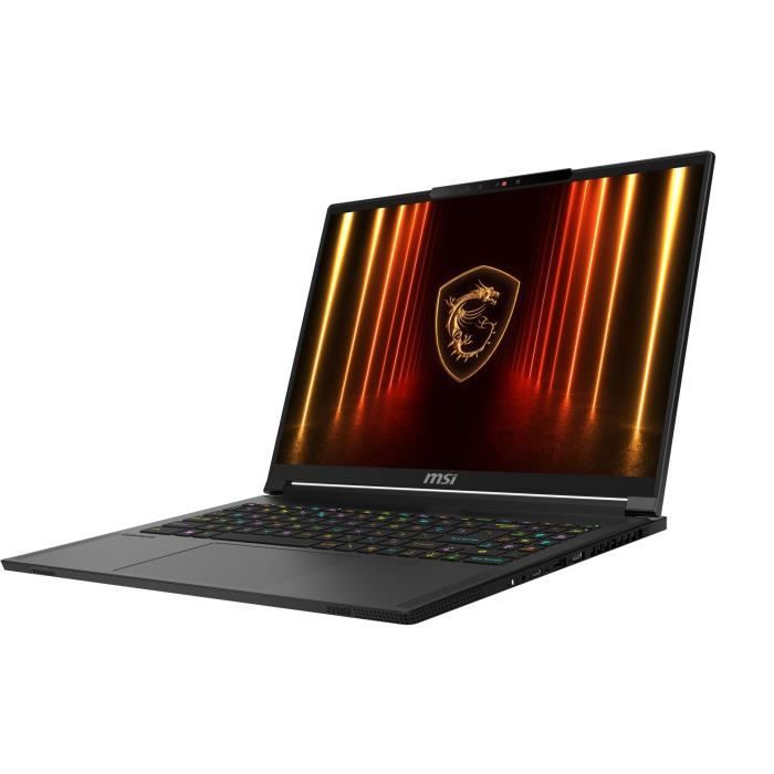 Vue de côté du PC portable MSI Stealth A16 AI+ avec écran allumé affichant le logo MSI