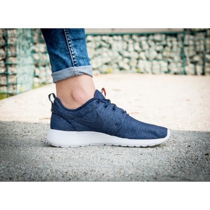 Baskets Nike Roshe One Moire 819961 441 bleu marine. Baskets Nike Roshe One Moire 819961 441 bleu marine.