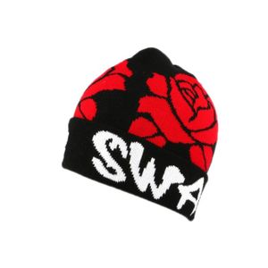 BONNET , CAGOULE Bonnet Swag à revers coloris Noir avec Roses Rouge