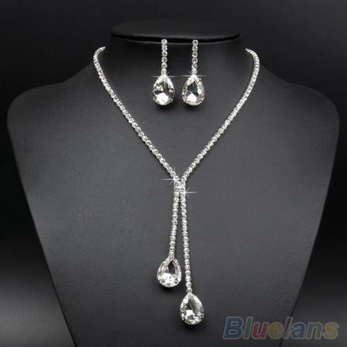 Une serie de bijoux boucle d\u0027oreille et collier ar