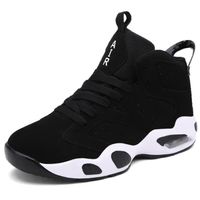 BASKET hommes ou des femmes exécutant des chaussures à... BASKET hommes ou des femmes exécutant des chaussures à...
